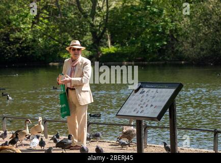 London, Großbritannien. April 2020. WETTER Covid Spring in St James Park London Credit: Ian Davidson/Alamy Live News Stockfoto