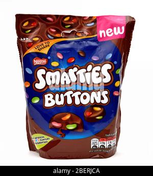 Smarties Buttons,Nestle,Einzelhandelspaket,Einzelhandelstasche,weißer Hintergrund Stockfoto