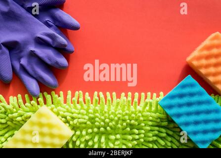 Set für die Frühjahrsputz. Bunte Mikrofaser-Reinigungstücher und lila Schutzhandschuhe, Schwämme. Professionelles Kit für die Reinigung des Hauses. Flaches Lay Stockfoto