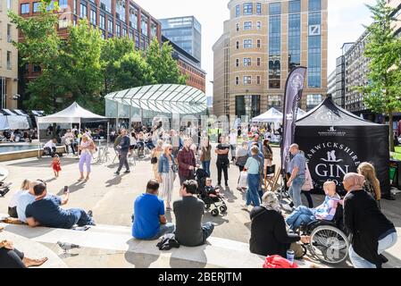 Ein geschäftiges und überfülltes Brindleyplace in Birmingham City Centre während Ein sommerliches Essen und Trinken Festival Stockfoto