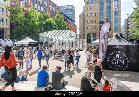 Ein geschäftiges und überfülltes Brindleyplace in Birmingham City Centre während Ein sommerliches Essen und Trinken Festival Stockfoto