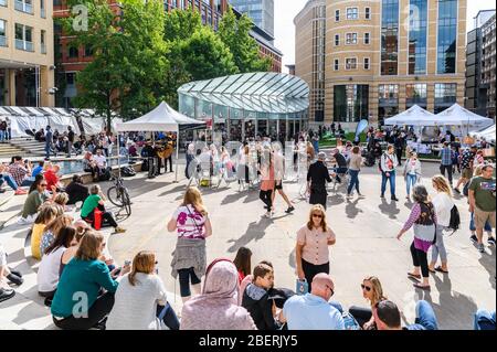 Ein geschäftiges und überfülltes Brindleyplace in Birmingham City Centre während Ein sommerliches Essen und Trinken Festival Stockfoto