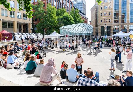 Ein geschäftiges und überfülltes Brindleyplace in Birmingham City Centre während Ein sommerliches Essen und Trinken Festival Stockfoto