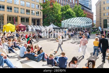 Ein geschäftiges und überfülltes Brindleyplace in Birmingham City Centre während Ein sommerliches Essen und Trinken Festival Stockfoto