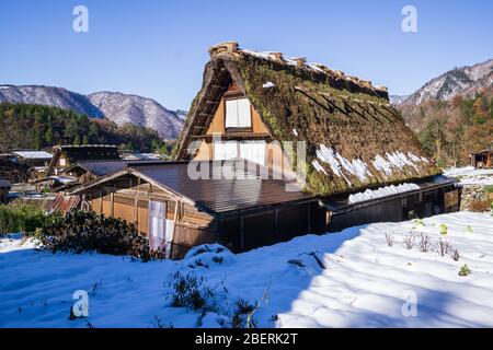 Das Dorf Shirakawa wurde 1995 zum UNESCO-Weltkulturerbe erklärt. Das mit steilen Reetdächern gestaltete Bauernhaus ähnelt den Händen von Buddhi Stockfoto