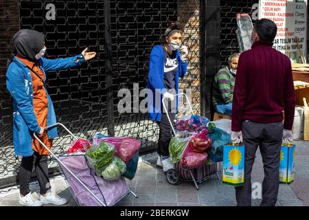 14. April 2020: Menschen einkaufen auf Zeytinburnu Wochenmarkt am 14. April 2020, in Zeytinburnu Bezirk, Istanbul, Türkei. Der Markt ist überfüllt, weil das Innenministerium hat angekündigt, dass die zweite Ausgangssperre am Wochenende des 18-19. April für 48 Stunden in 31 Provinzen mit Metropolstatus auferlegt werden. (Bild: © Tolga Ildun/ZUMA Wire) Stockfoto