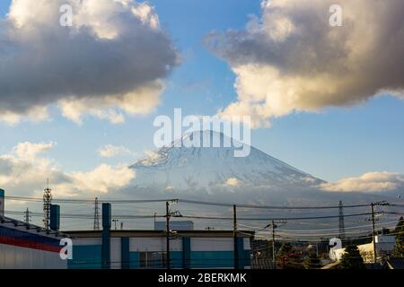 Der Fuji ist auch als Fujiyama oder Fujisan bekannt, der höchste Berg Japans, ist ein aktiver Vulkan. Beherrscht eine Gegend, die von vielen landschaftlich schönen spo umgeben ist Stockfoto