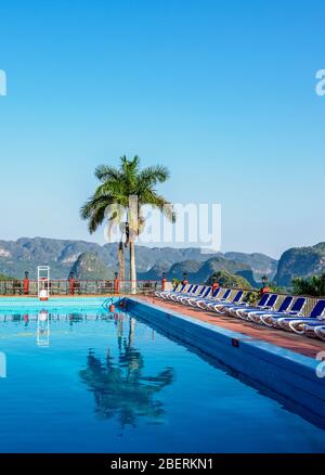 Blick über den Swimmingpool des Horizontes Los Jazmines Hotels in Richtung Vinales Tal, UNESCO Weltkulturerbe, Provinz Pinar del Rio, Kuba Stockfoto