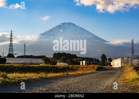 Der Fuji ist auch als Fujiyama oder Fujisan bekannt, der höchste Berg Japans, ist ein aktiver Vulkan. Beherrscht eine Gegend, die von vielen landschaftlich schönen spo umgeben ist Stockfoto