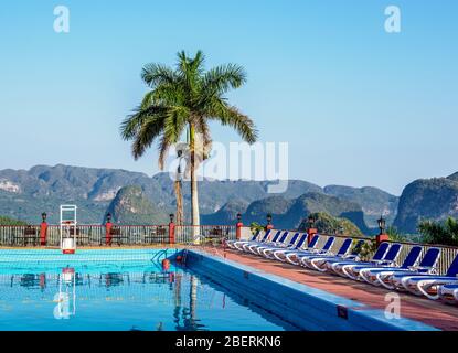 Blick über den Swimmingpool des Horizontes Los Jazmines Hotels in Richtung Vinales Tal, UNESCO Weltkulturerbe, Provinz Pinar del Rio, Kuba Stockfoto