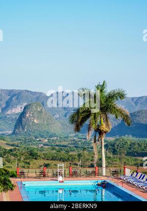 Blick über den Swimmingpool des Horizontes Los Jazmines Hotels in Richtung Vinales Tal, UNESCO Weltkulturerbe, Provinz Pinar del Rio, Kuba Stockfoto