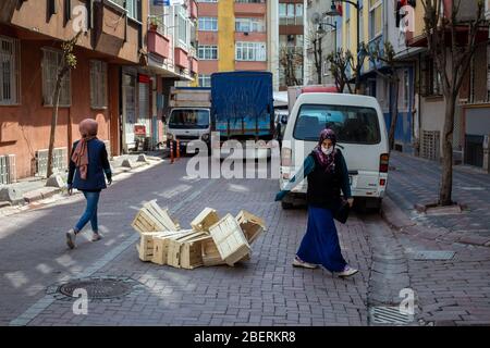 14. April 2020: Menschen einkaufen auf Zeytinburnu Wochenmarkt am 14. April 2020, in Zeytinburnu Bezirk, Istanbul, Türkei. Der Markt ist überfüllt, weil das Innenministerium hat angekündigt, dass die zweite Ausgangssperre am Wochenende des 18-19. April für 48 Stunden in 31 Provinzen mit Metropolstatus auferlegt werden. (Bild: © Tolga Ildun/ZUMA Wire) Stockfoto