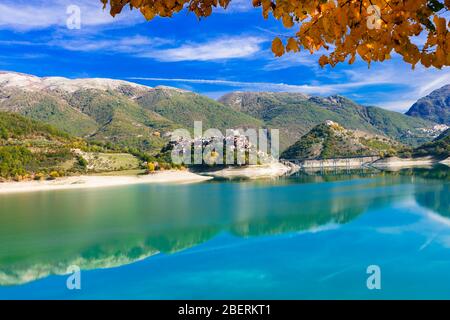 Beeindruckende Castel di Tora Dorf, Blick auf Turano See und Berge, Rieti Provinz, Latium, Italien. Stockfoto