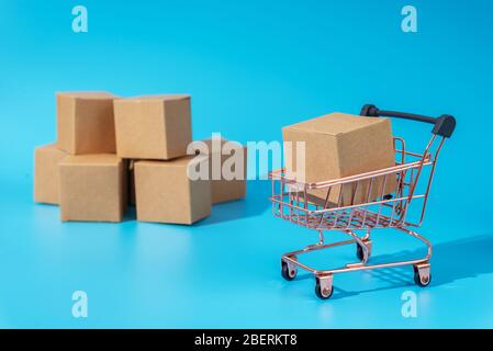Kontaktloses Hauslieferkonzept, Safe Touch free, Shopping Trolley mit Karton-Box Stockfoto