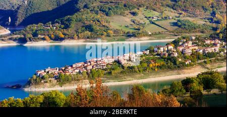 Beeindruckende Colle di Tora Dorf, Turano See, Rieti Provinz, Latium, Italien. Stockfoto