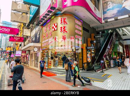 Menschen, die auf der Straße in Causeway Bay von Hong Kong laufen Stockfoto