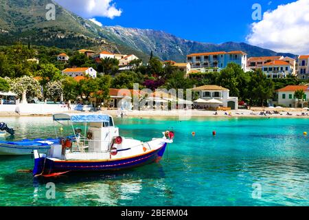 Traditionelle Fischerboote und Häuser in Assos Dorf, Cefalonia Insel, Griechenland. Stockfoto