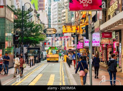 Menschen, die auf der Straße in Causeway Bay von Hong Kong laufen Stockfoto