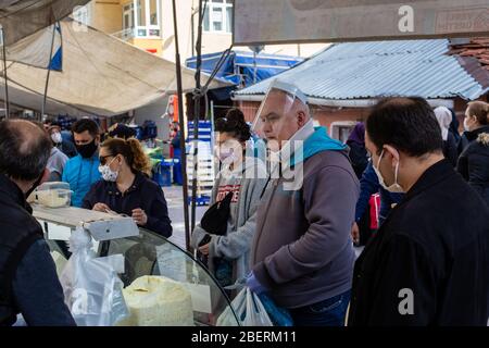 14. April 2020: Menschen einkaufen auf Zeytinburnu Wochenmarkt am 14. April 2020, in Zeytinburnu Bezirk, Istanbul, Türkei. Der Markt ist überfüllt, weil das Innenministerium hat angekündigt, dass die zweite Ausgangssperre am Wochenende des 18-19. April für 48 Stunden in 31 Provinzen mit Metropolstatus auferlegt werden. (Bild: © Tolga Ildun/ZUMA Wire) Stockfoto