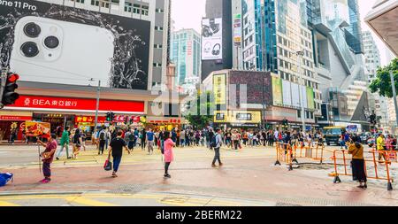 Überfüllte, geschäftige Kreuzung im Einkaufsviertel Causeway Bay in Hongkong Stockfoto