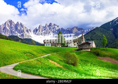 Beeindruckende Berge und alte Kirche im Villnösser Tal, Trentino, Italien. Stockfoto