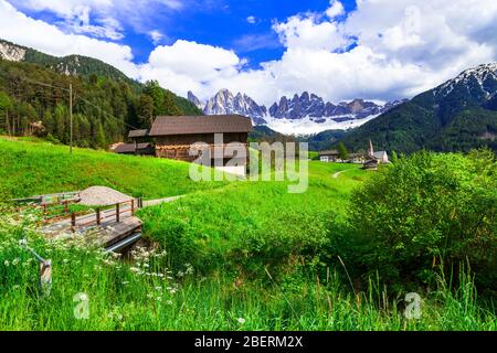 Kleines Dorf, alte Kirche und Berge im Villnösser Tal, Trentino, Italien. Stockfoto