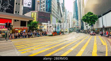 Überfüllte, geschäftige Kreuzung im Einkaufsviertel Causeway Bay in Hongkong Stockfoto