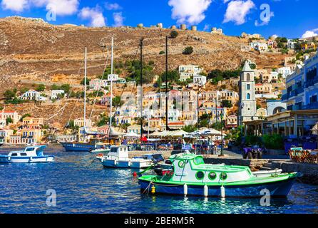 Schöne Insel Symi, Blick mit traditionellen bunten Häusern und Yachten, Dodekanes, Griechenland. Stockfoto