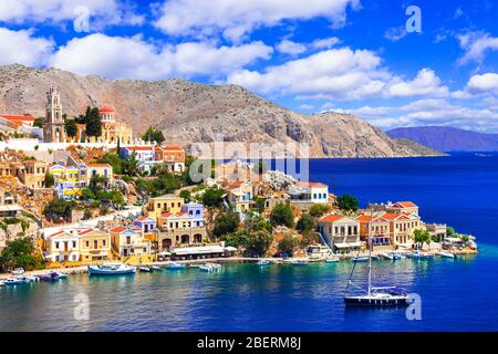 Beeindruckende Insel Symi, Blick mit bunten Häusern, Meer und Berge, Dodekanes, Griechenland. Stockfoto