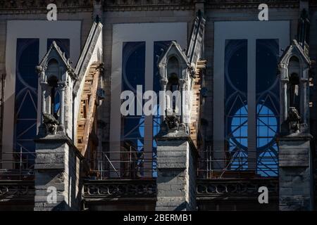 (200415) -- PARIS, 15. April 2020 (Xinhua) -- die Restaurierungsarbeiten an der Kathedrale Notre Dame stehen während der Eindämmungszeit, die durch den Ausbruch der COVID-19 verursacht wurde, in Paris, Frankreich, am 15. April 2020, still. Die Kathedrale im Zentrum von Paris hat am 15. April letzten Jahres Feuer gefangen. (Foto von Aurelien Morissard/Xinhua) Stockfoto