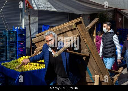 14. April 2020: Menschen einkaufen auf Zeytinburnu Wochenmarkt am 14. April 2020, in Zeytinburnu Bezirk, Istanbul, Türkei. Der Markt ist überfüllt, weil das Innenministerium hat angekündigt, dass die zweite Ausgangssperre am Wochenende des 18-19. April für 48 Stunden in 31 Provinzen mit Metropolstatus auferlegt werden. (Bild: © Tolga Ildun/ZUMA Wire) Stockfoto