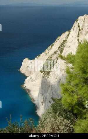 Griechenland, Zakynthos Insel: Herrlicher Blick auf die leere Navagio Bucht und Shipwreck Strand - einer der berühmtesten Strände der Welt Stockfoto