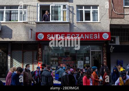 14. April 2020: Menschen einkaufen auf Zeytinburnu Wochenmarkt am 14. April 2020, in Zeytinburnu Bezirk, Istanbul, Türkei. Der Markt ist überfüllt, weil das Innenministerium hat angekündigt, dass die zweite Ausgangssperre am Wochenende des 18-19. April für 48 Stunden in 31 Provinzen mit Metropolstatus auferlegt werden. (Bild: © Tolga Ildun/ZUMA Wire) Stockfoto