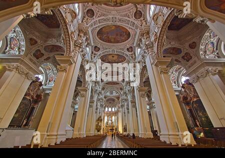 Weite Sicht auf die innere Barockkunst in der Kuppel des st. stephan in passau Stockfoto