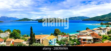 Schöne Nydri Bucht, Blick mit bunten Häusern, Meer und Berge, Lefkada Insel, Griechenland. Stockfoto