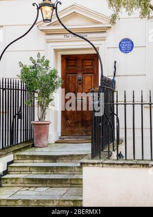 Haus in 13 Holland St., Kensington und Chelsea mit englischem Erbe Blaue Plakette markiert Residenz von Walter Crane, Künstler und Kinderillustrator Stockfoto