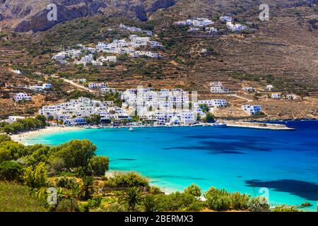 Schöner Strand von Aegiali, Blick auf türkisfarbenes Meer, weiße Häuser und Berge, Insel Amorgos, Kykladen, Griechenland. Stockfoto