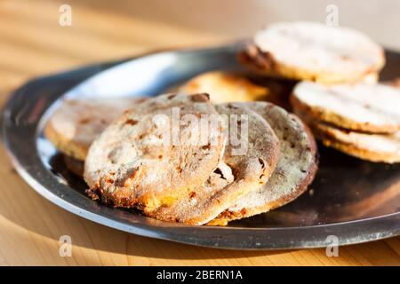 Glutenfreie Chikpea Mehl Chip Cookies auf Metall Tablett auf Holztisch. Kochen süße hausgemachte Kuchen glutenfrei. Stockfoto