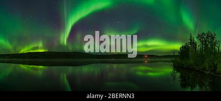 Aurora über Madeline Lake, Kanada. Stockfoto