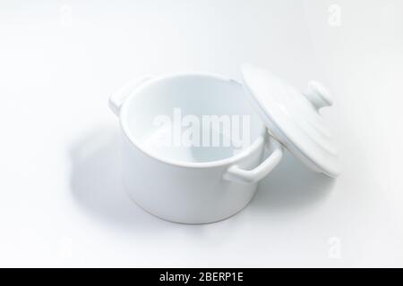 Leere weiße Pfanne auf weißem Hintergrund isoliert Stockfoto