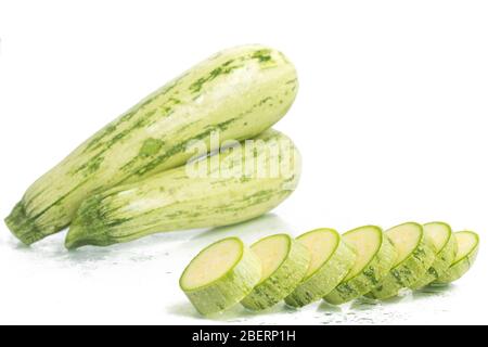 Frische Zucchini auf weißem Hintergrund geschnitten Stockfoto