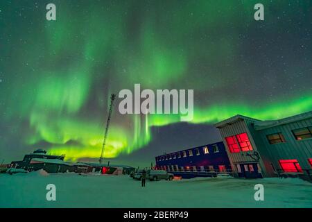 Nordlichter zeigen sich über dem Churchill Northern Studies Centre, Manitoba, Kanada. Stockfoto