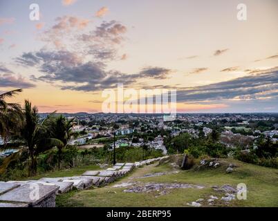 Stadtbild bei Dämmerung von Loma del Capiro, Santa Clara, Provinz Villa Clara, Kuba Stockfoto