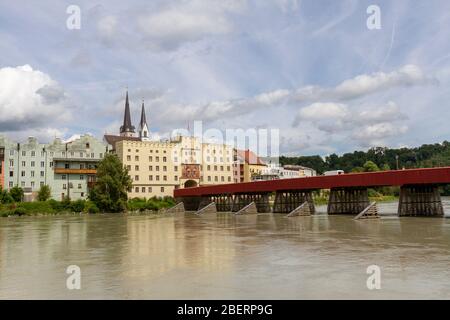 Inn-Brücke mit Stadttor (Brückentor oder Brucktortor) oberhalb der Flussabwehranlage (Wellenbrecher) stromaufwärts der Brücke, Wasserburg, Bayern, Deutschland Stockfoto