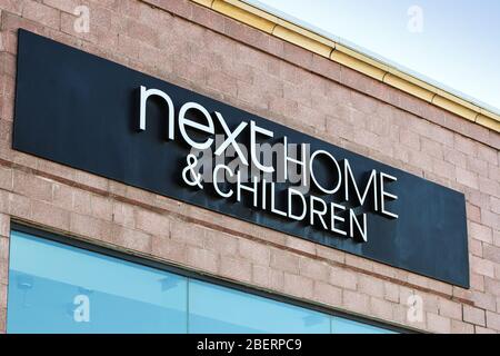 Neben Haus und Kinder-Shop Schild und Firmenlogo, Kilmarnock, Ayrshire Stockfoto