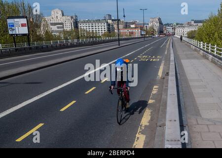 London, Großbritannien. April 2020. Waterloo Brige ist sehr ruhig - die 'Sperre' geht in London weiter wegen des Coronavirus (Covid 19) Ausbruchs. Kredit: Guy Bell/Alamy Live News Stockfoto