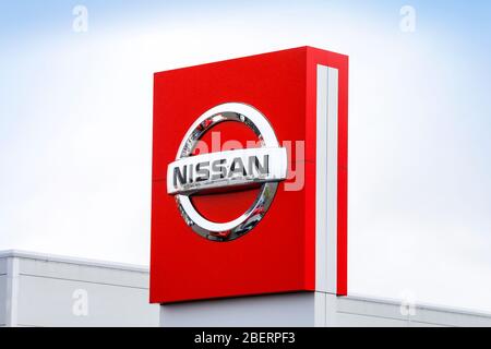 Firmenlogo für Nissan-Fahrzeuge auf dem Dach eines Garagenverkaufs, Irvine, Schottland, Großbritannien Stockfoto