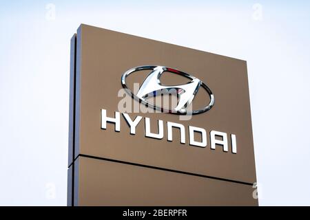 Firmenlogo und Schild für Hyundai Autos außerhalb einer Garage, Irvine, Ayrshire, Schottland, Großbritannien Stockfoto