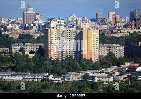 Kiew (Kiew) von oben. Neues modernes Hochhaus-Appartementgebäude inmitten der alten sowjetischen Gebäude. Kiewer Stadtlandschaft Stockfoto