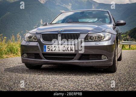 BMW 3er E90 330i Funkelnde Graphite Farbe Luxuswagen Stockfoto